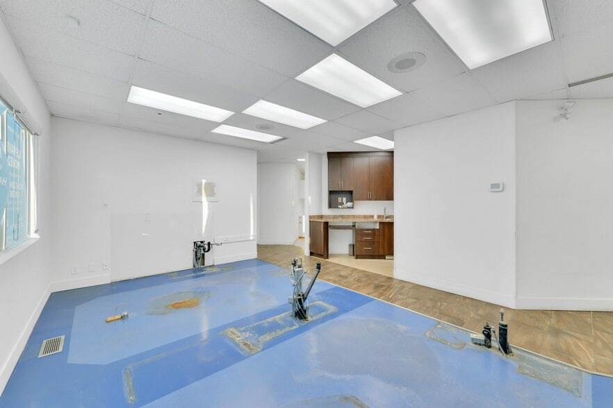 More Photos Of 5116 52 St, Red Deer Storefront Retail Office For Sale