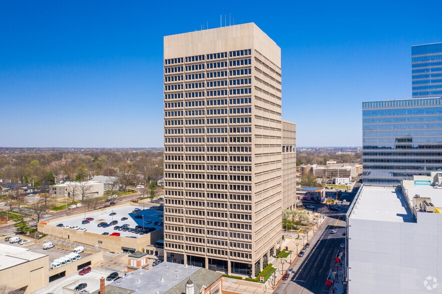 Primary Photo Of 7733 Forsyth Blvd, Clayton Coworking Space