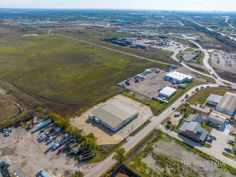 More Photos Of 10100 Hicks Field Rd, Fort Worth Warehouse For Sale