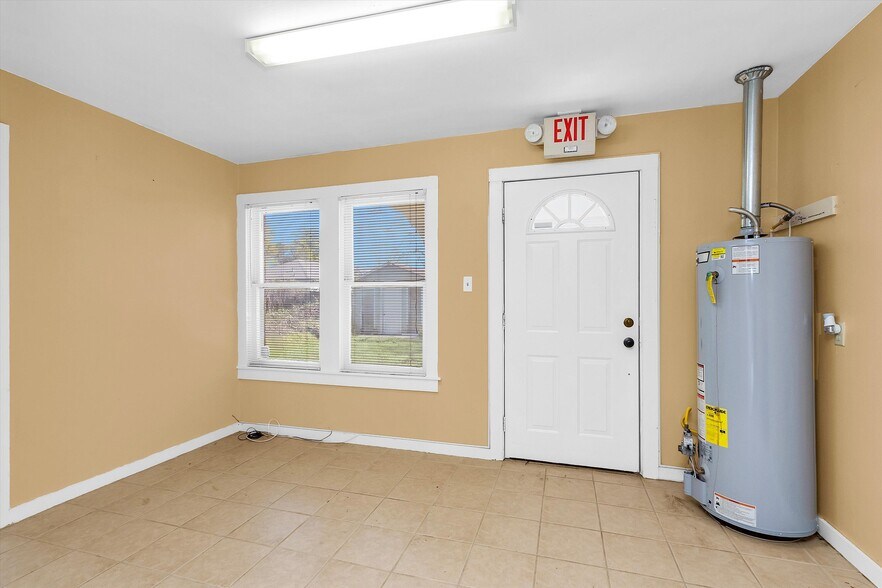 More Photos Of 207 W Montgomery St, Willis Office For Lease