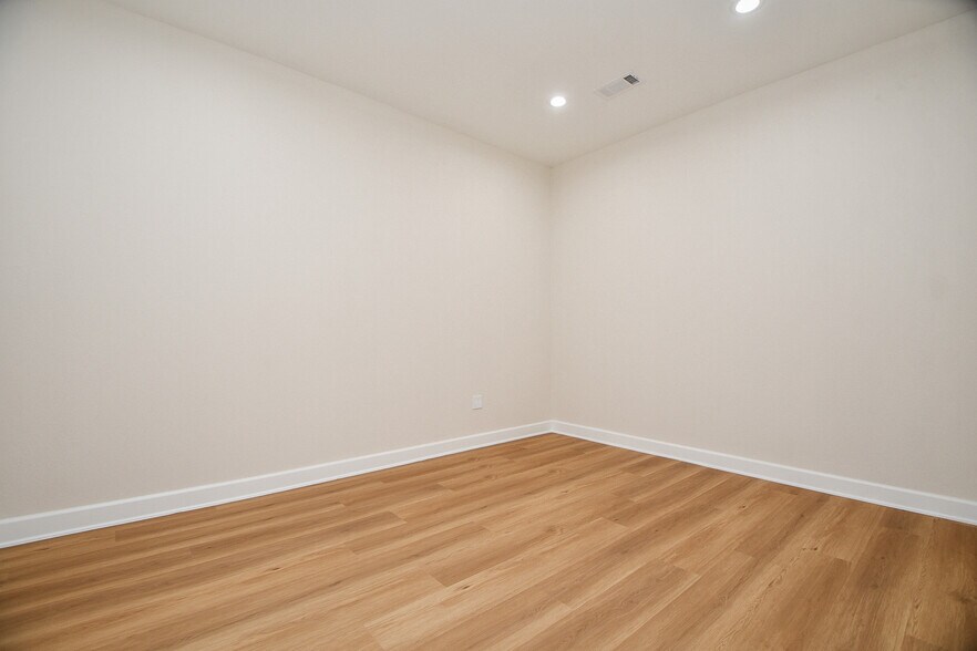 More Photos Of 1325 Main St, Katy Office For Sale