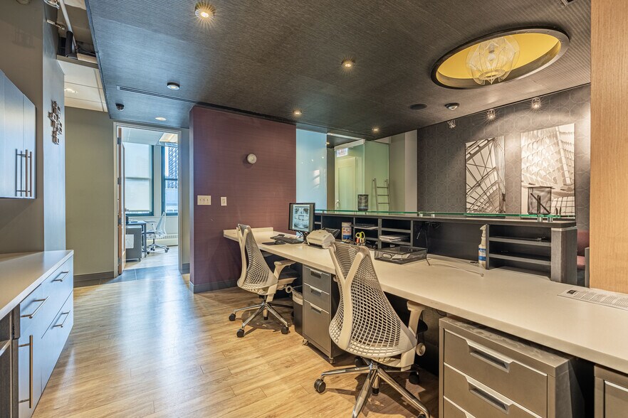 More Photos Of 111 N Wabash Ave, Chicago Office For Sale