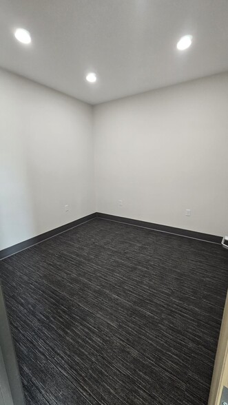 More Photos Of 21 N Skipworth Rd, Spokane Valley Showroom For Lease