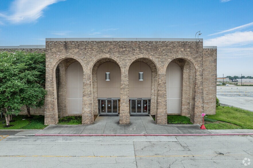 More Photos Of 100 Almeda Mall, Houston Department Store For Lease