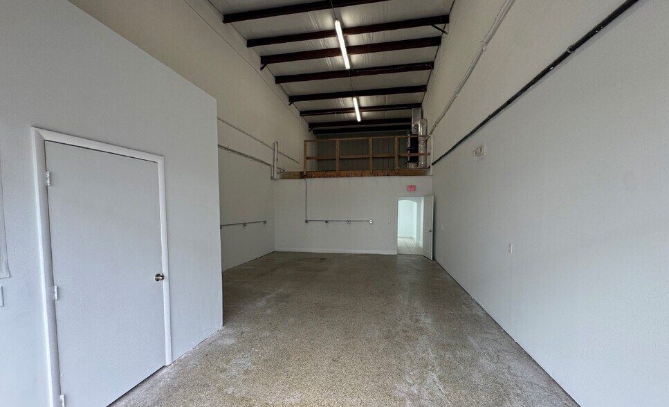 More Photos Of 1726-1738 SW Biltmore St, Port Saint Lucie Light Manufacturing For Lease