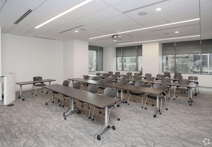 More Photos Of 10 W Market St, Indianapolis Office For Lease