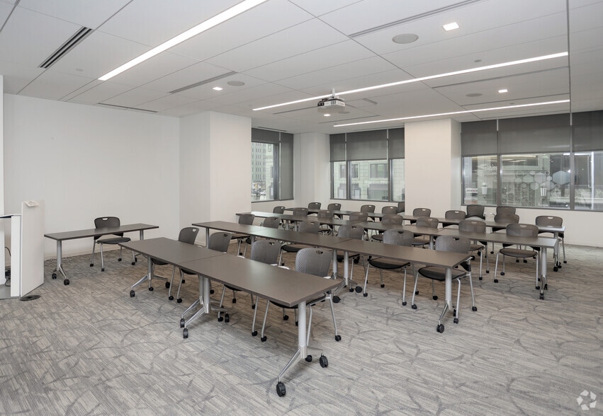 More Photos Of 10 W Market St, Indianapolis Office For Lease