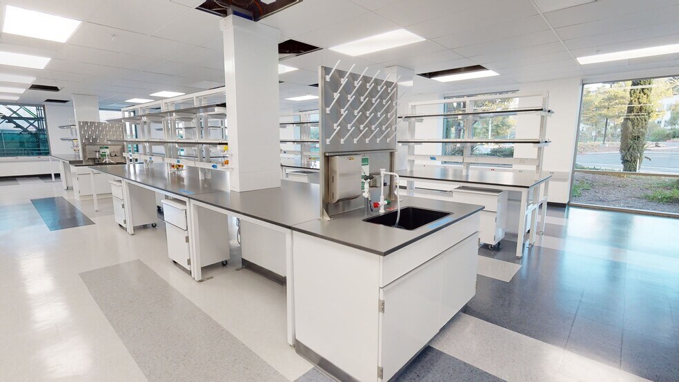More Photos Of 10636 Scripps Summit Ct, San Diego Research And Development For Lease