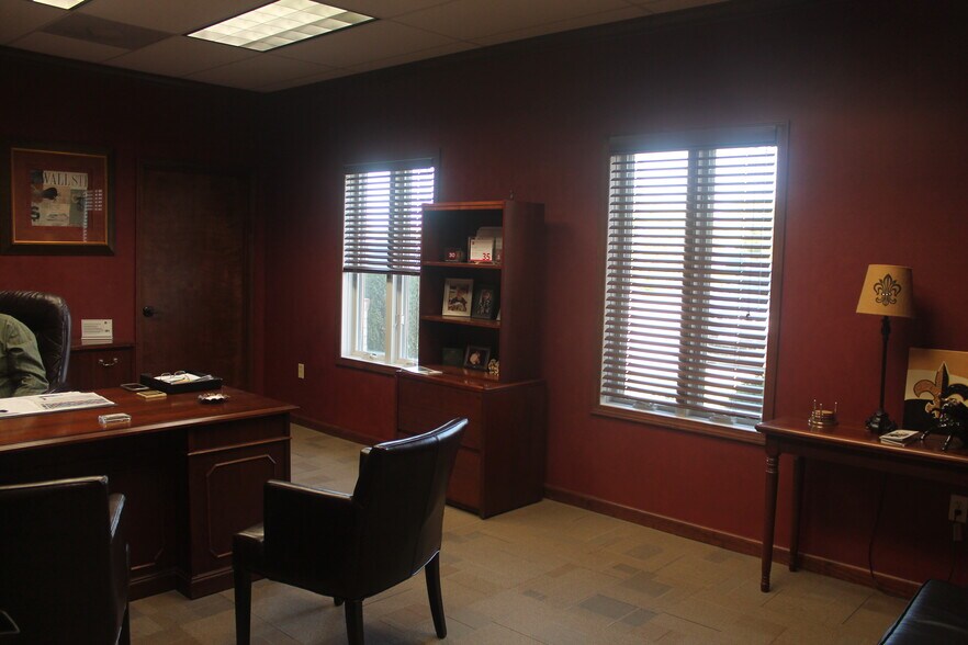 More Photos Of 1401 Financial Park, Carbondale Office For Sale
