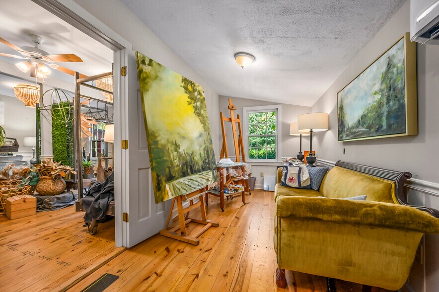 More Photos Of 172 Main st, Saluda Showroom For Sale