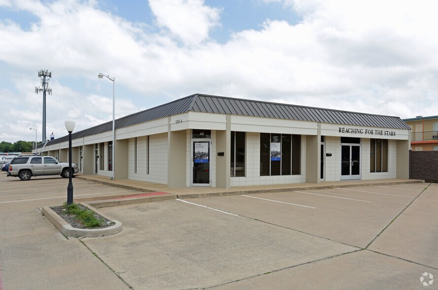 More Photos Of 2205 W Division St, Arlington Light Manufacturing For Lease