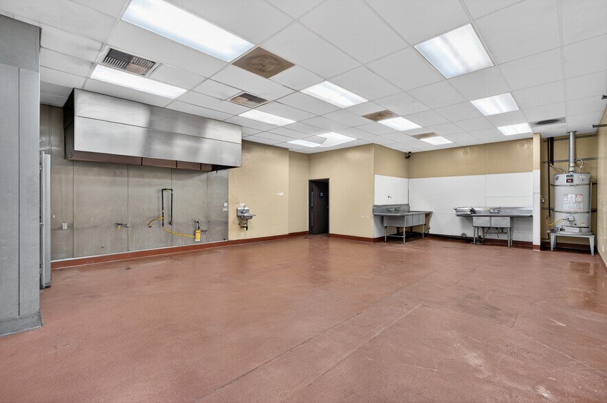 More Photos Of 8116-8144 Deering Ave, Canoga Park Warehouse For Lease