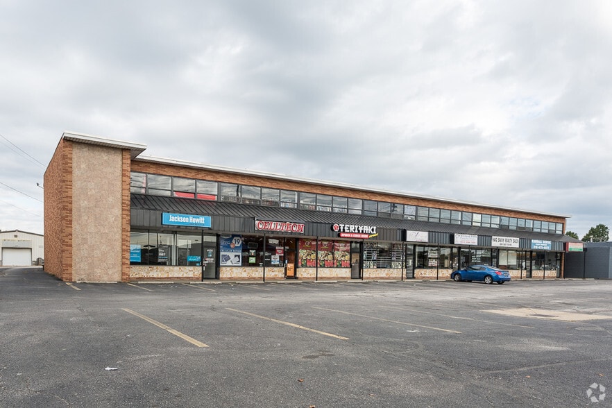 Primary Photo Of 4614-4650 Warrensville Center Rd, North Randall General Retail For Lease