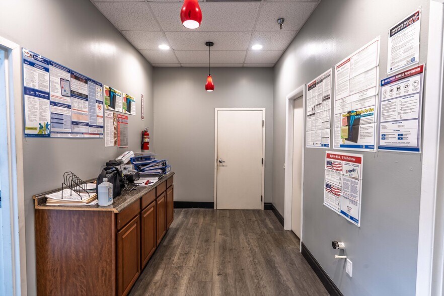 More Photos Of 5501-5519 Pioneer Park Blvd, Tampa Distribution For Lease