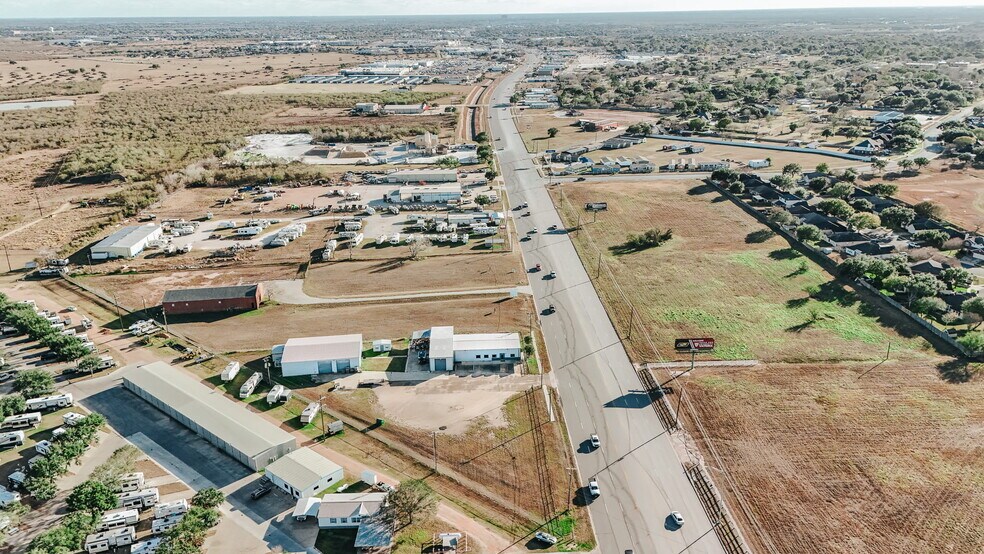 More Photos Of 13102 N Navarro St, Victoria Flex For Sale