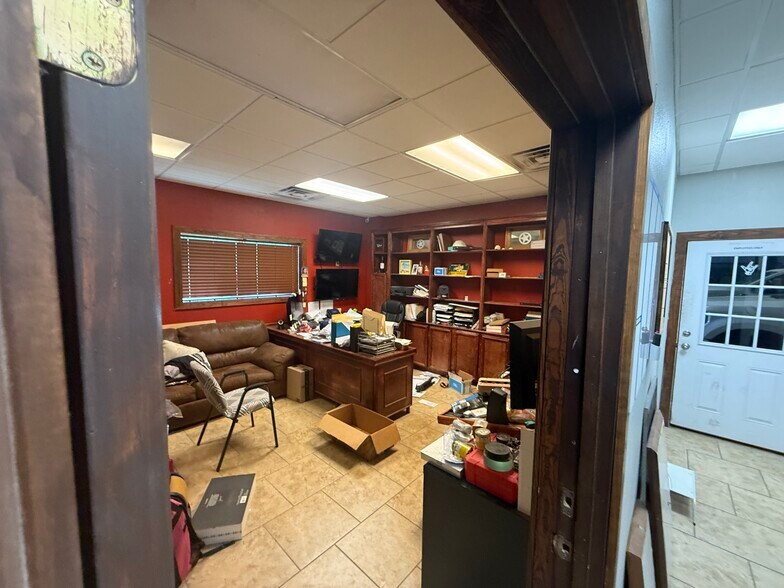 More Photos Of 1237 W Oaklawn Rd, Pleasanton Industrial For Lease