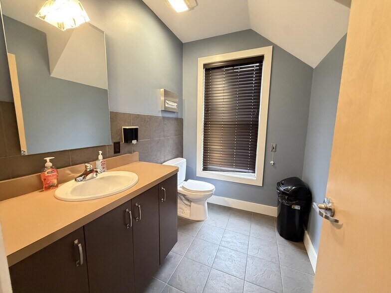 More Photos Of 90 Wall St, Madison Medical For Lease