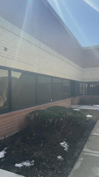 More Photos Of 141-161 Covington Dr, Bloomingdale Light Manufacturing For Lease