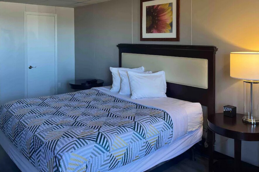 More Photos Of 100 Bulldog Blvd, Borger Hotel For Sale