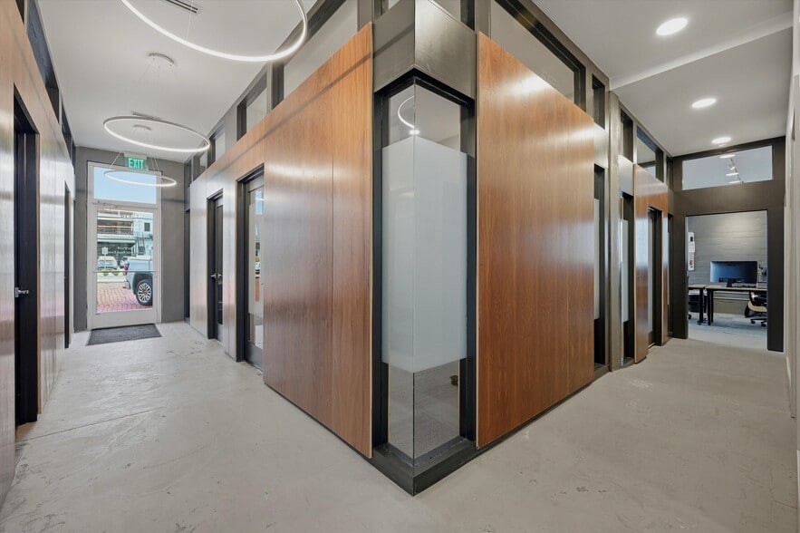 More Photos Of 118 W Chestnut St, Denison Office For Sale