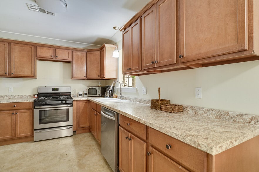 More Photos Of 7450 Antioch Rd, Baton Rouge Office For Sale