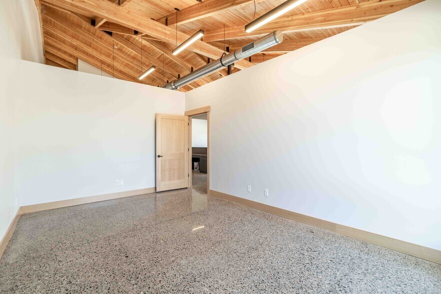 More Photos Of 8512 N Wayne Dr, Hayden Flex For Lease