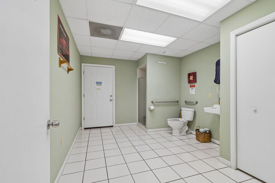 More Photos Of 1760-1770 Calumet St, Clearwater Warehouse For Lease