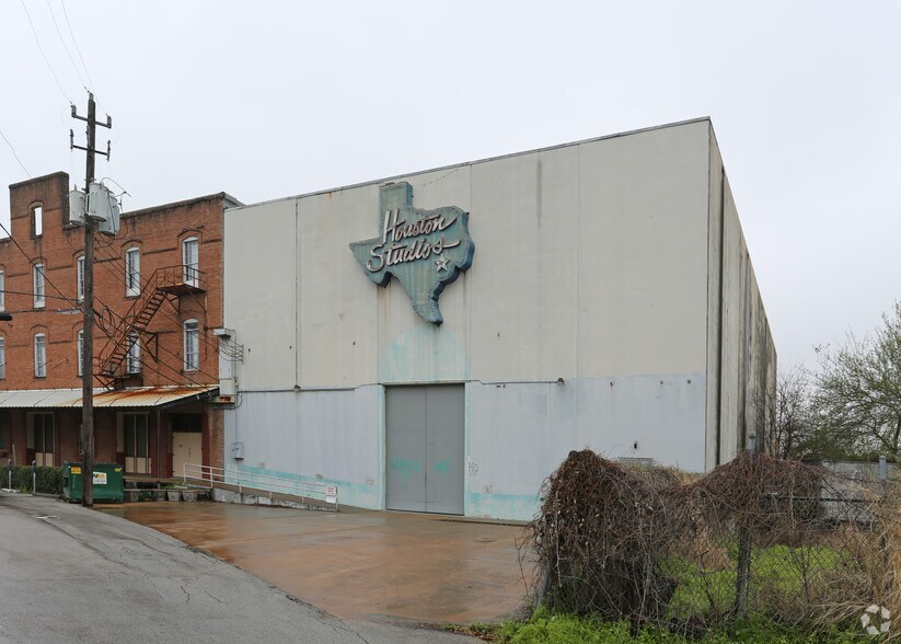 More Photos Of 707-717 Walnut St, Houston Warehouse For Sale