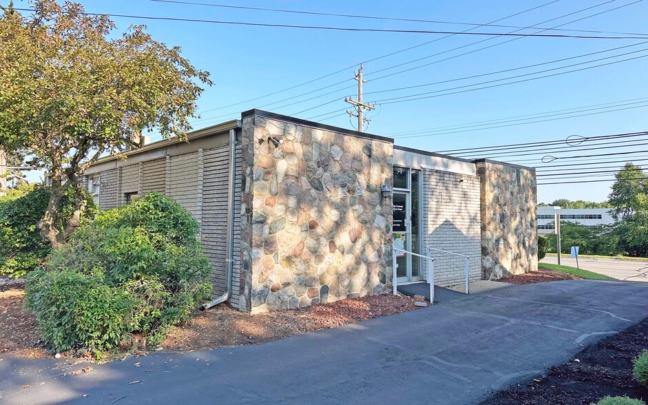 More Photos Of 34415 Grand River Ave, Farmington Office For Lease