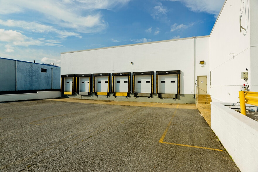 More Photos Of 525 Dell Rd, Carlstadt Unknown For Lease