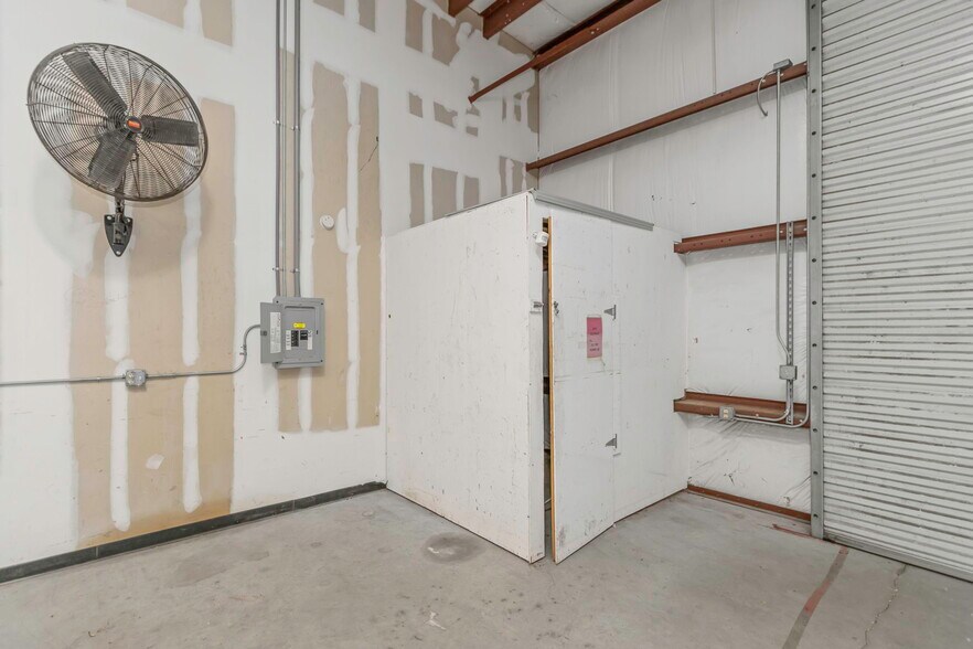 More Photos Of 16547 US Highway 19, Hudson Showroom For Lease