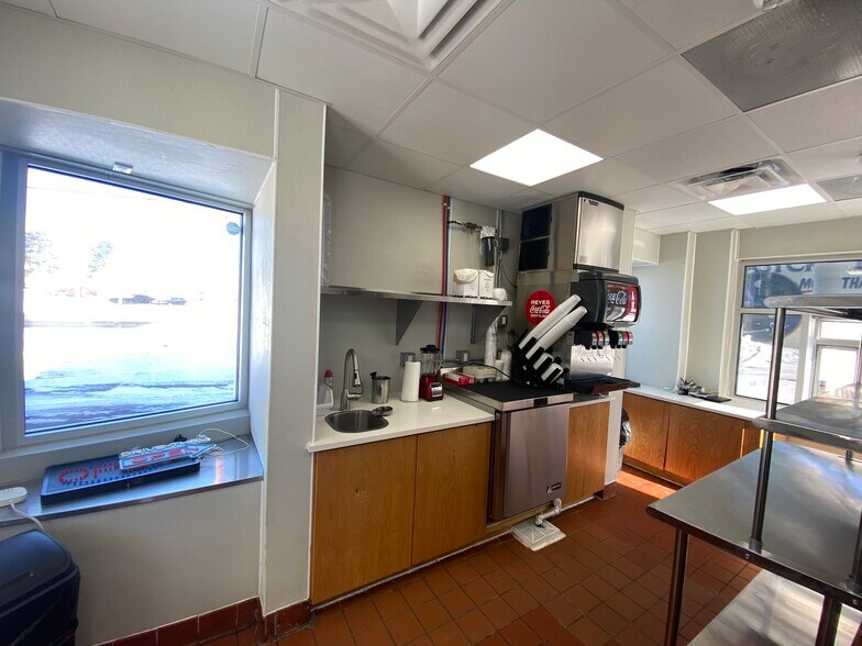 More Photos Of 2299 Elizabeth Lake Rd, Waterford Fast Food For Lease