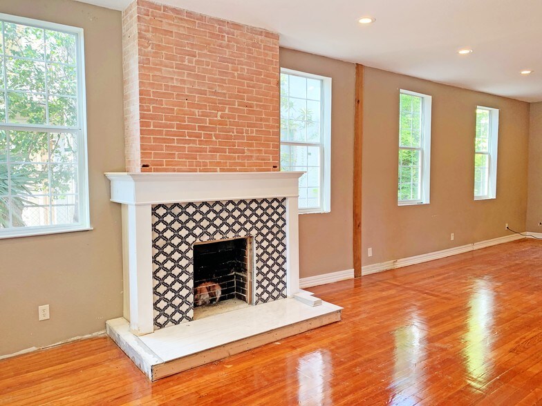 More Photos Of 127 Lewis St, San Antonio Office For Sale