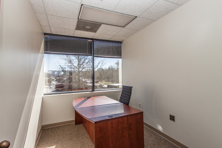 More Photos Of 45645 Willow Pond Plz, Sterling Office For Sale