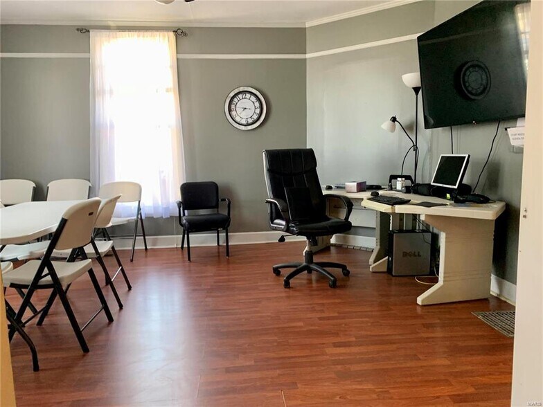 More Photos Of 111 S 10th St, Hannibal Office For Sale