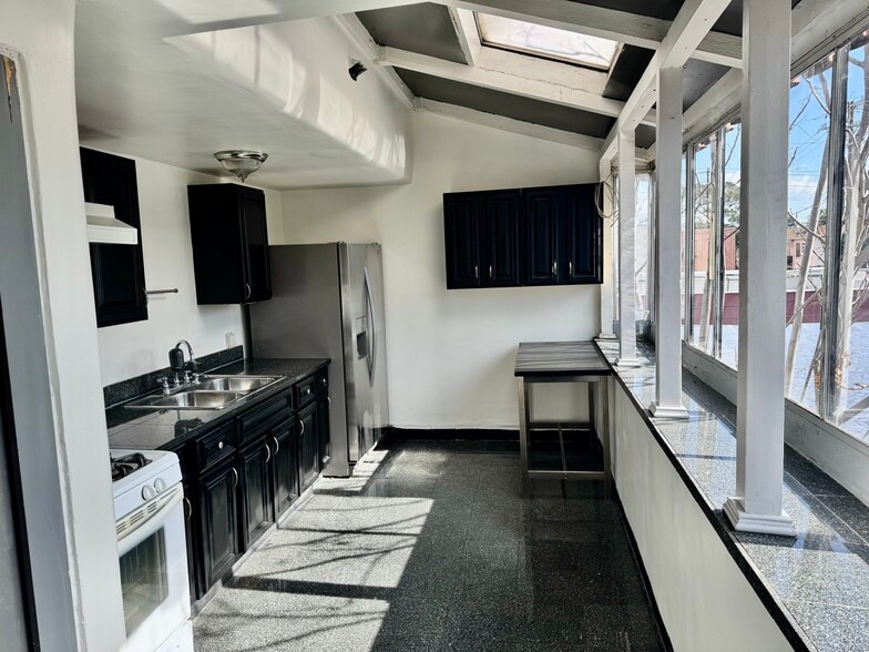 More Photos Of 10626 Magnolia Blvd, North Hollywood Loft Creative Space For Sale