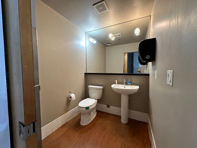 More Photos Of 4 S Linn St, Iowa City Office For Lease