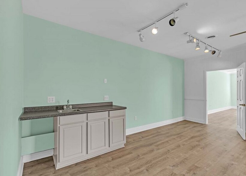 More Photos Of 55 Cross St, Urbanna General Retail For Sale