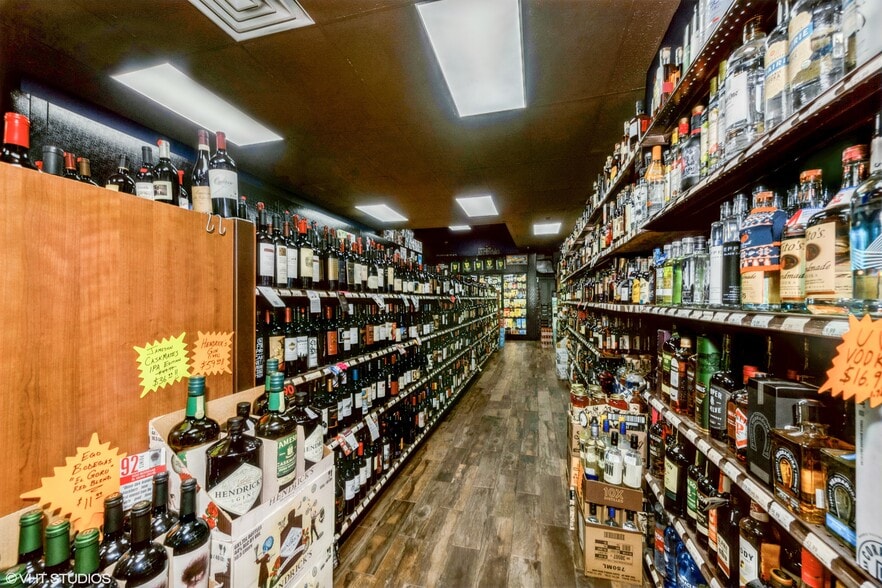 More Photos Of 1956 W Armitage Ave, Chicago Storefront Retail Residential For Sale