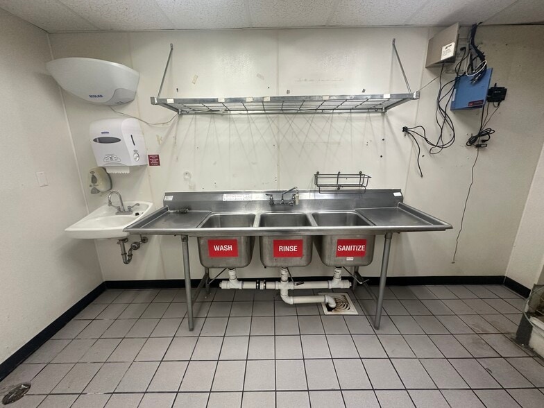 More Photos Of 2930 S National Ave, Springfield Service Station For Lease