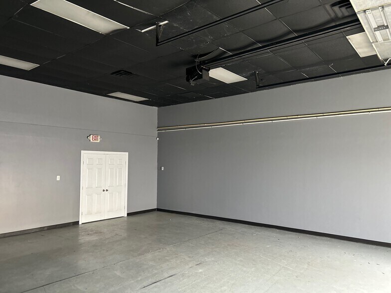 More Photos Of 2429-2458 Walnut Ridge St, Dallas Light Manufacturing For Lease