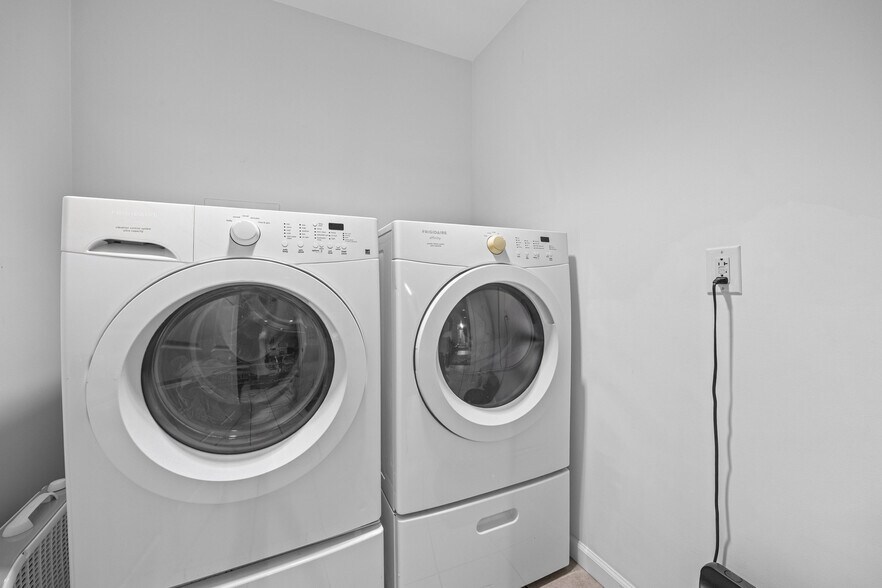 More Photos Of 227 West Ave, Albion Town Orleans Flex For Lease