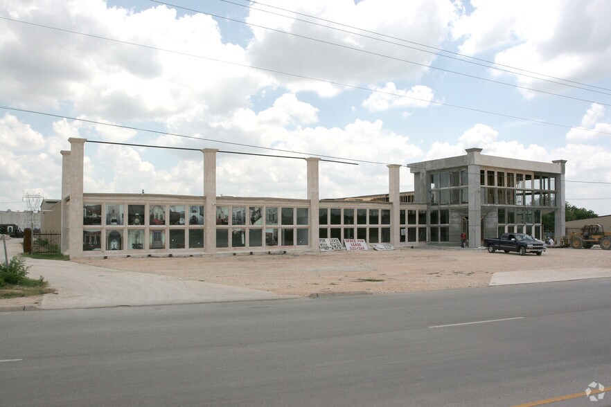 More Photos Of 4818 E IH-10, San Antonio Warehouse For Lease