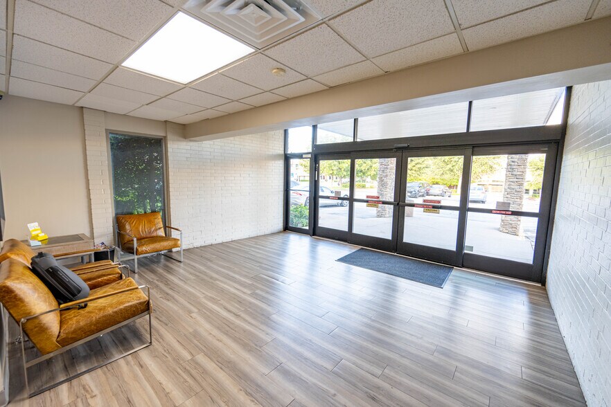 More Photos Of 560 W Main St, Lewisville Office For Sale