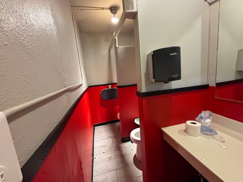 More Photos Of 518 E 34th St, Lubbock Bar For Sale