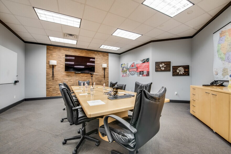 More Photos Of 400 Centre Park Blvd, DeSoto Light Manufacturing For Sale