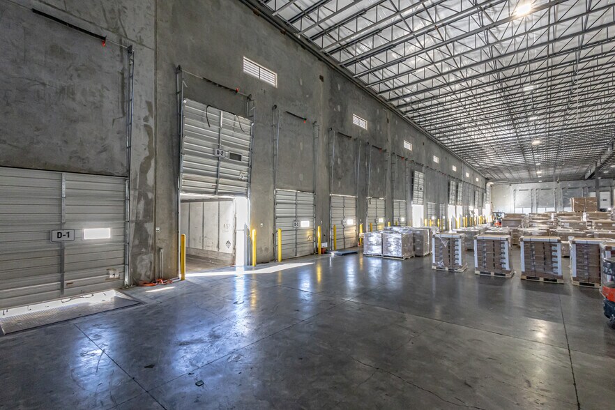 More Photos Of 14002 Mercury Dr, Laredo Warehouse For Lease
