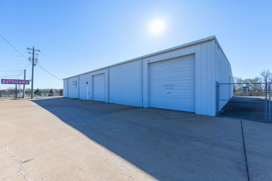 More Photos Of 39 N Madison Dr, Humboldt Showroom For Sale