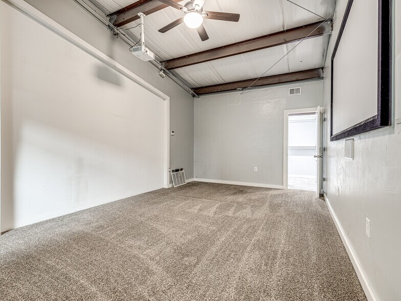 More Photos Of 6355 Boucher Dr, Edmond Showroom For Lease