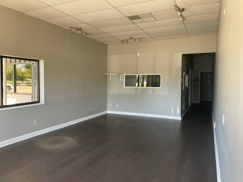 More Photos Of 3028-3042 State St, Columbus Showroom For Lease